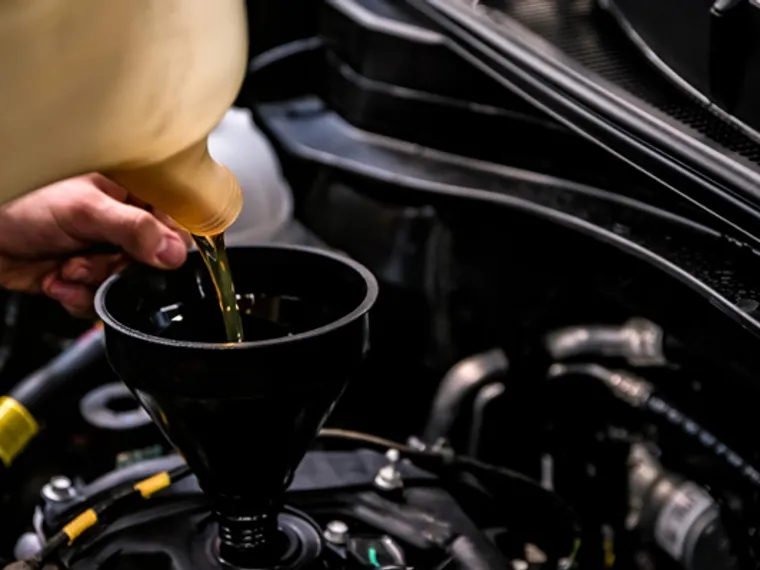 Troca de óleo e filtros — Mecânica — HP Centro Automotivo
